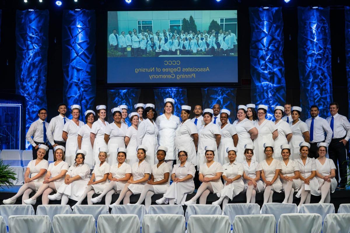 在线电子游戏网赌 Associate Degree Nursing program holds Pinning and Candle Lighting Ceremony
